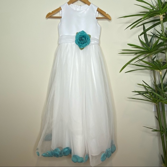 David's BridalBubble Hem Flower Girl Dress with Faux Flower Petals; Size 7